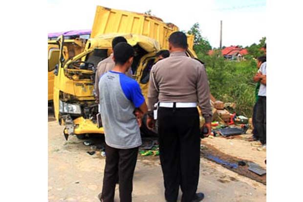Bus Vs Truk di Pekanbaru...