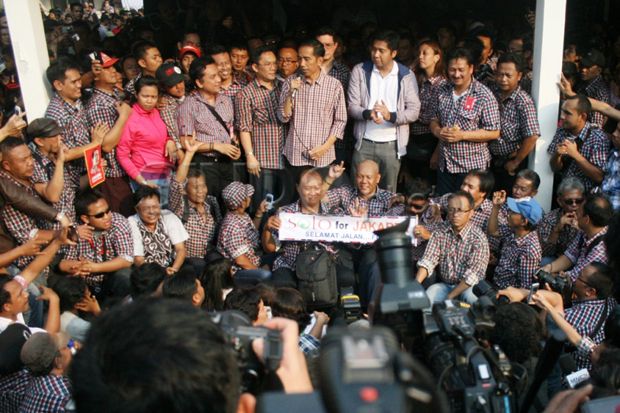 Jokowi Tetap Kenakan...
