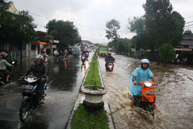 35% Jalan di Garut Rusak...