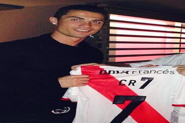 Ronaldo Dihadiahi Jersey...