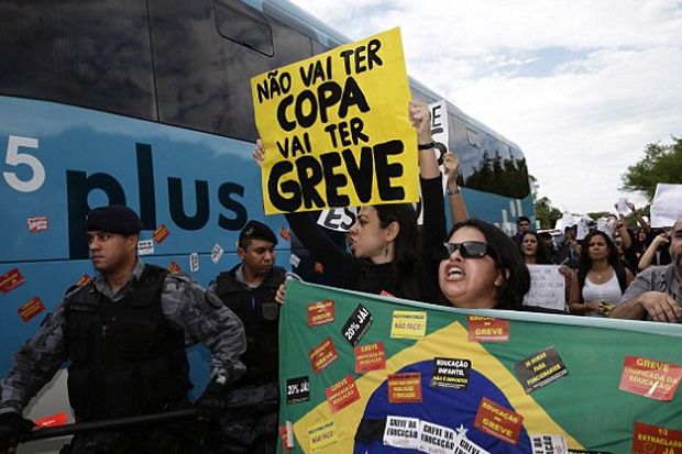 Bus Skuad Brazil Dihadang...
