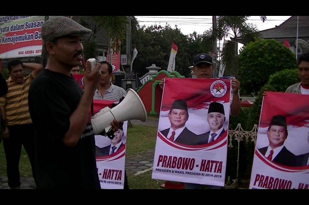 Di Bawah Guyuran Hujan,...
