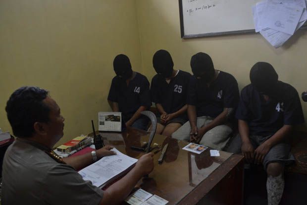 Polisi Gulung Kawanan...