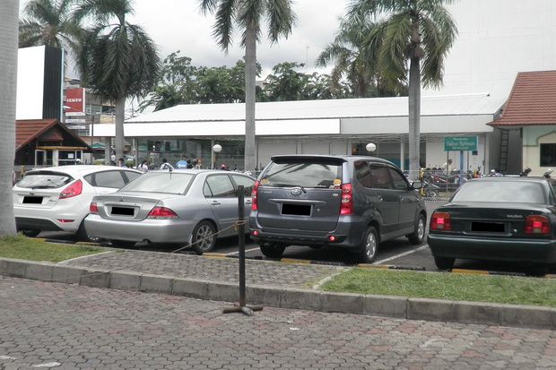 Parkir Mobil Dipatok...