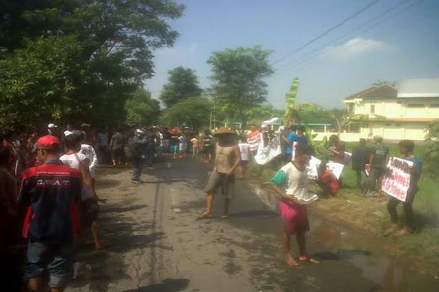 Protes Jalan Rusak,...