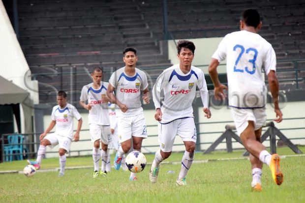 Djadjang Coret Penyerang...