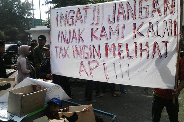 Protes Kebijakan Pemkot...