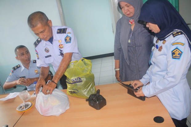 Begini Cara Menyelundupkan...