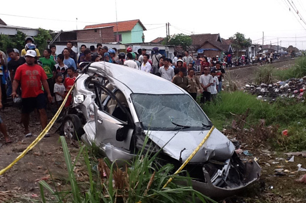 Pengemudi Innova Hitam...