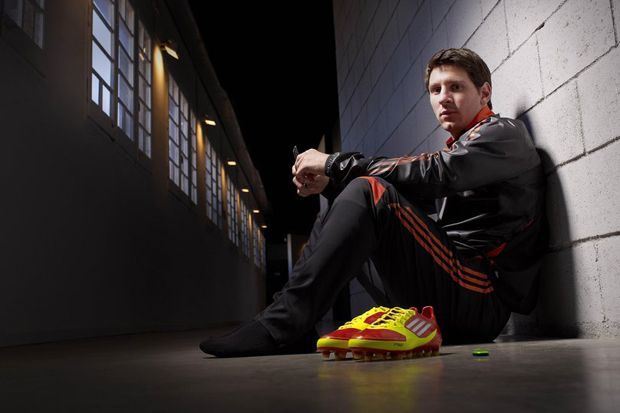 Sepatu Khusus Messi...