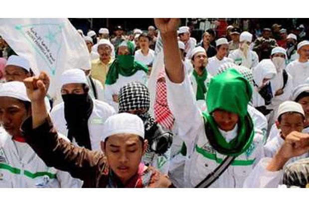 FPI dan Polisi Gerebek...