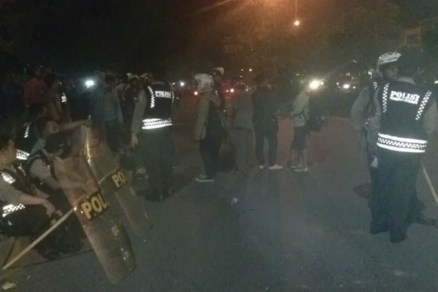 Bentrokan di Tol Simo,...