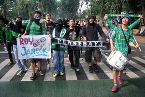 Blokir Aremania untuk...