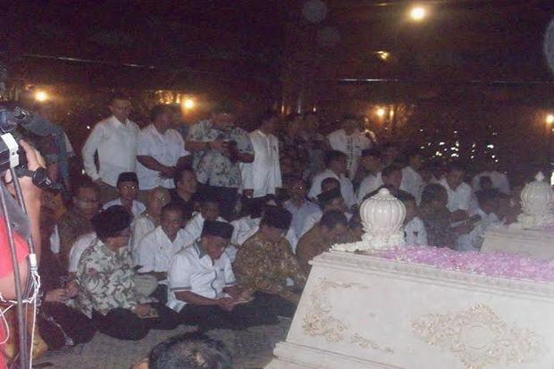Prabowo Ziarah ke Makam...