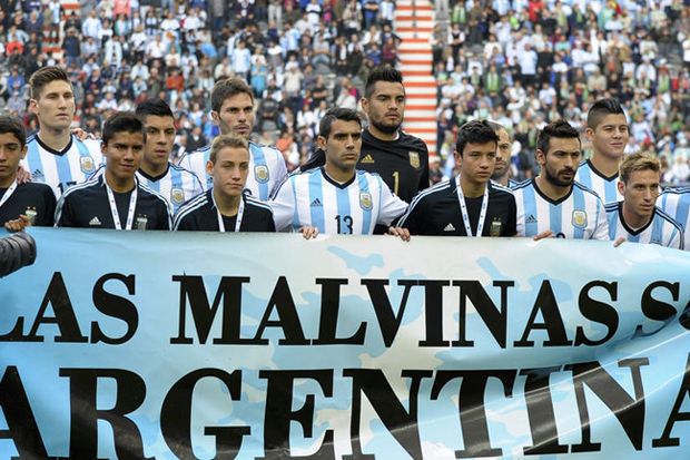 Skuat Argentina Bentangkan...
