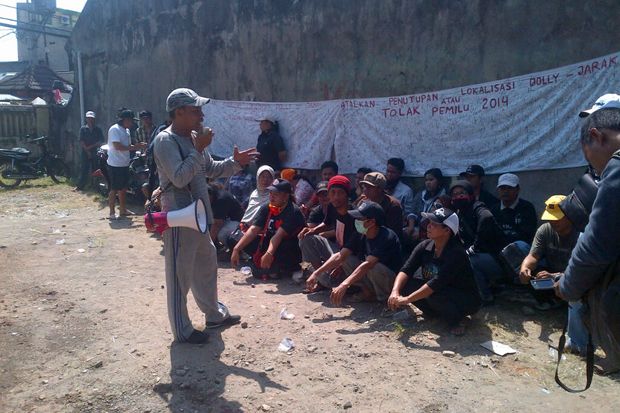 Warga Dolly Galang Tanda...
