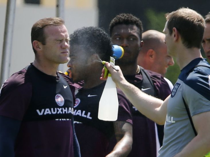 Rooney Bahagia Dijauhi...