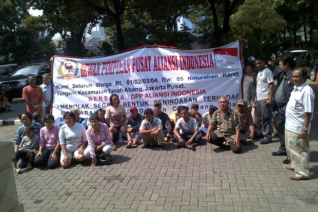 Digusur Pengembang,...
