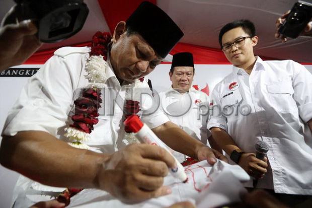 Prabowo Teken Kontrak...