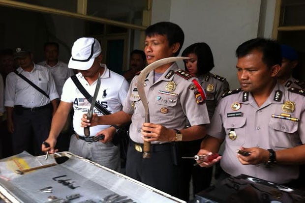 Lawan Polisi Pakai Golok,...