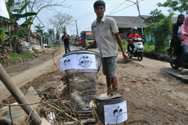 Warga Desa Pete Pasang...