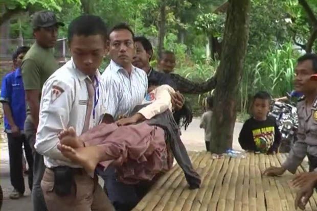 Belasan Siswa SMA Kesurupan...