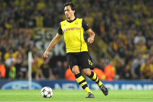 Bek Dortmund Pertimbangkan...
