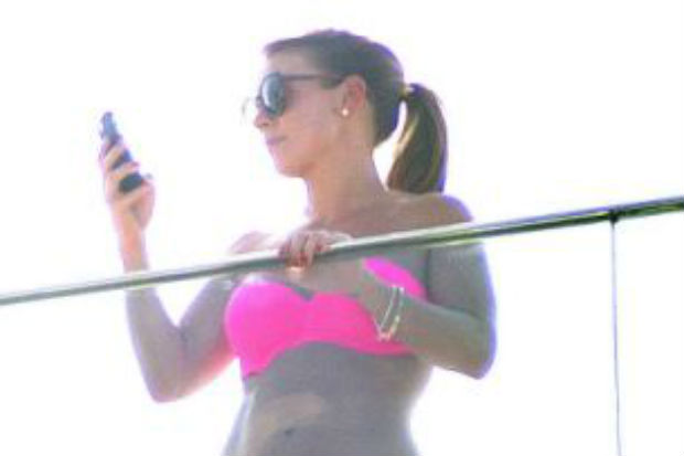 Berbikini Pink, Istri...