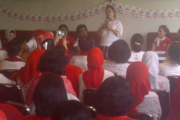 Ratusan Ibu-ibu Bela...