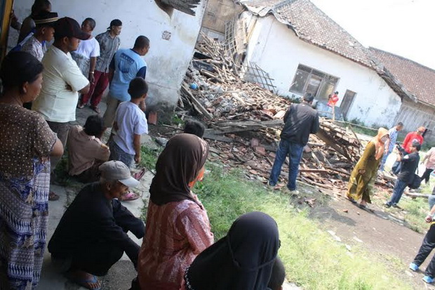 Bangunan Ambruk Gemparkan...
