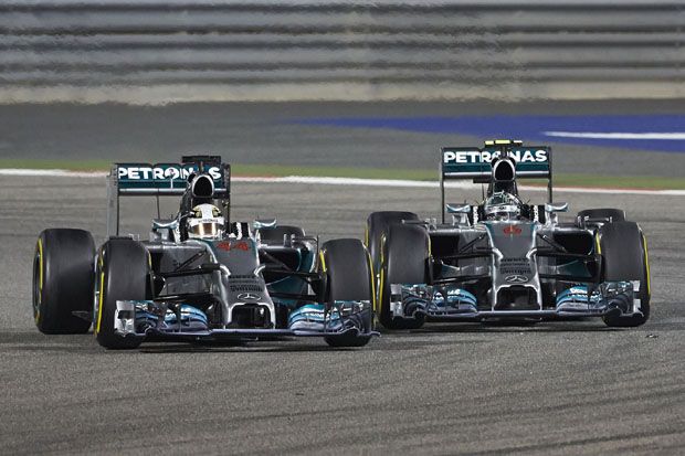 Pembalap Mercedes Saling...