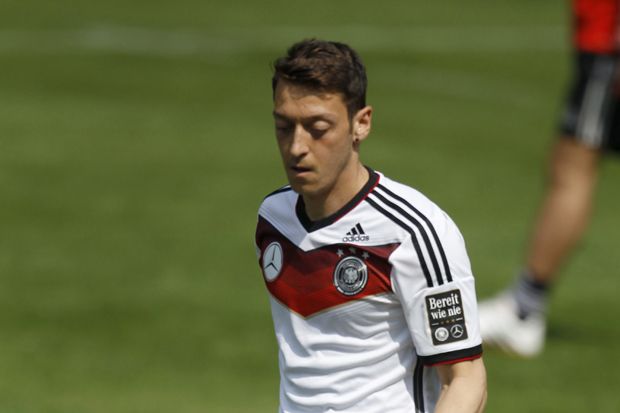 Ozil Minta Kembali ke...
