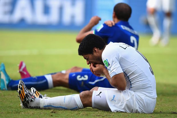 Gigit Chiellini, Suarez...