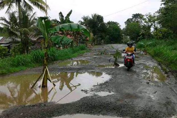 Protes Jalan Rusak,...