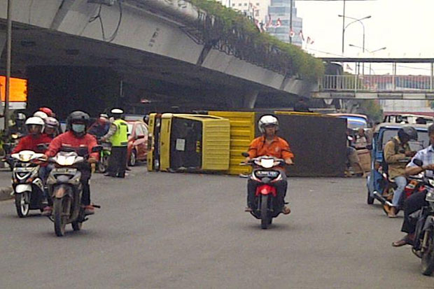 Truk Terguling di Bawah...