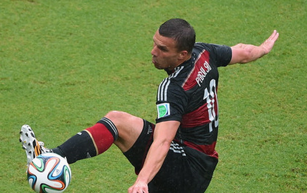 Podolski Dipastikan...