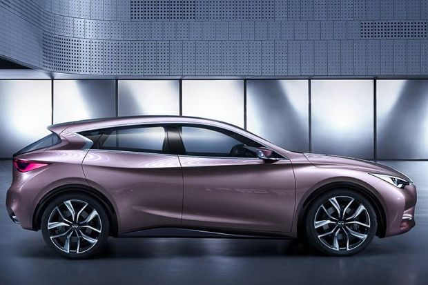 Infiniti Q30 Meluncur...
