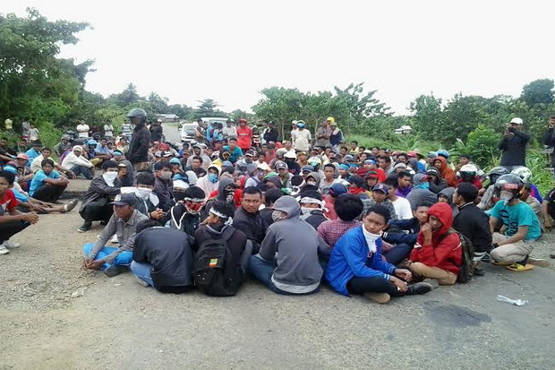 Aksi Warga Boikot Trans...