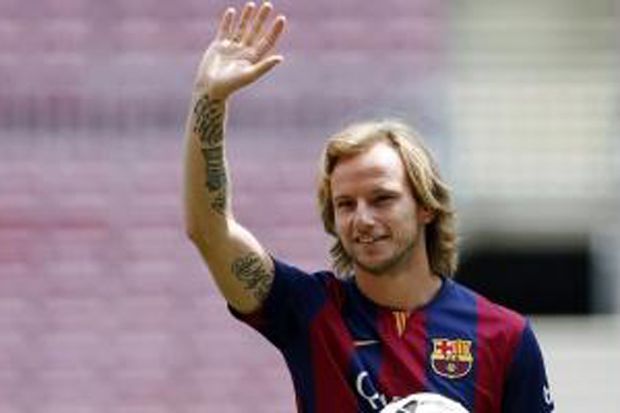 Rakitic Kenakan Kaos...