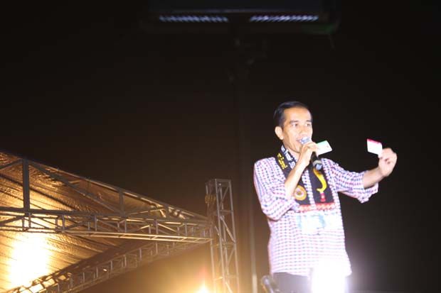 Di Garut, Jokowi Diberi...