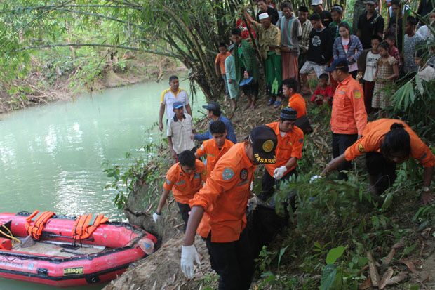 Mandi di Sungai, Sadri...