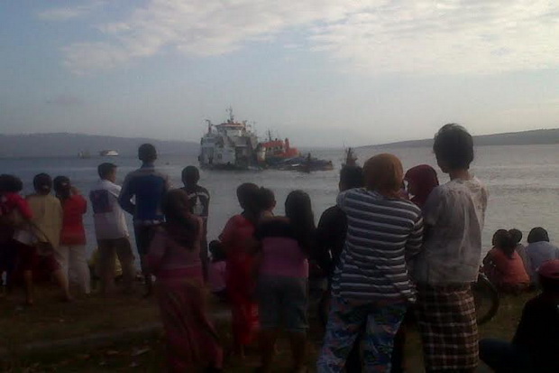 Warga Tonton Detik-detik...