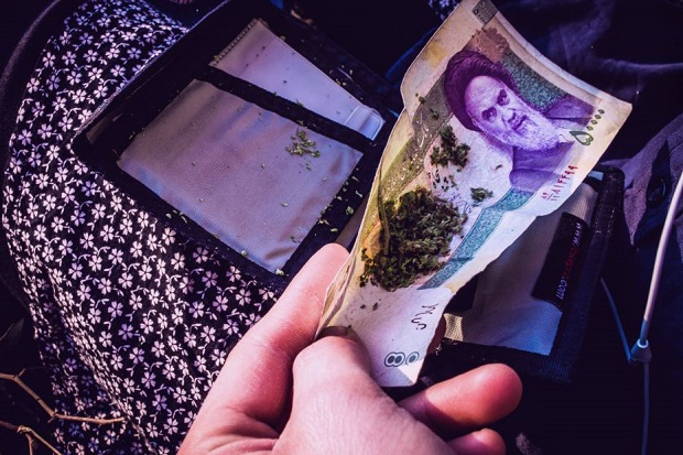 Remaja Iran Isap Ganja...