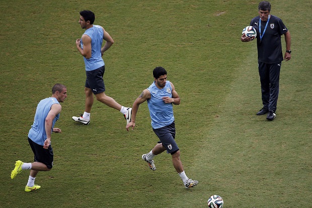 FIFA Izinkan Suarez...