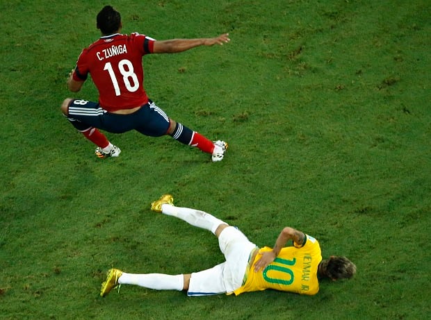 Diterjang Zuniga, Neymar...