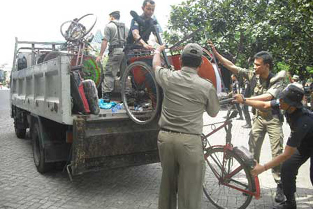 Satpol PP: Becak Masih...