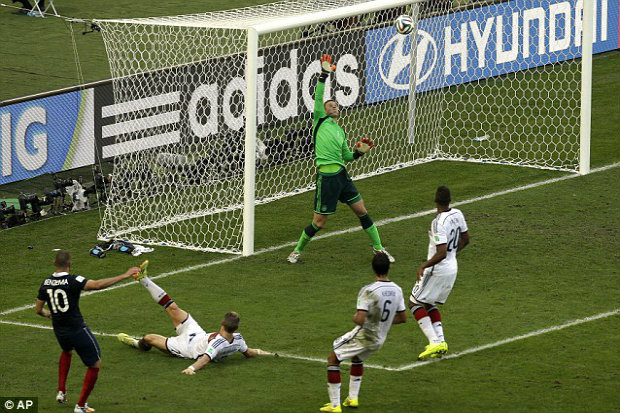 Aksi Satu Tangan Neuer...
