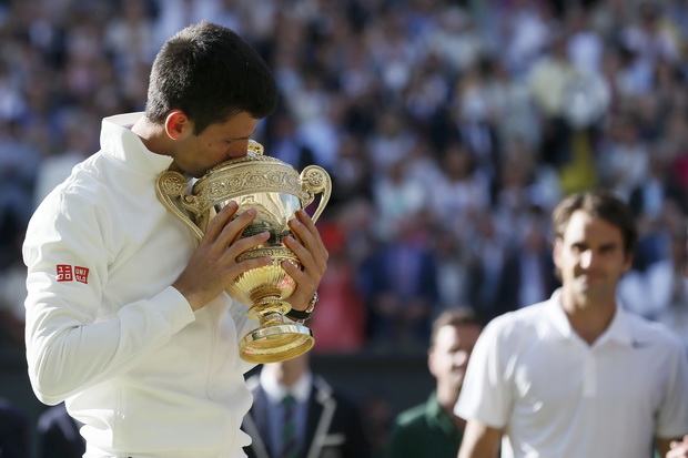 Djokovic Cium Trofi...