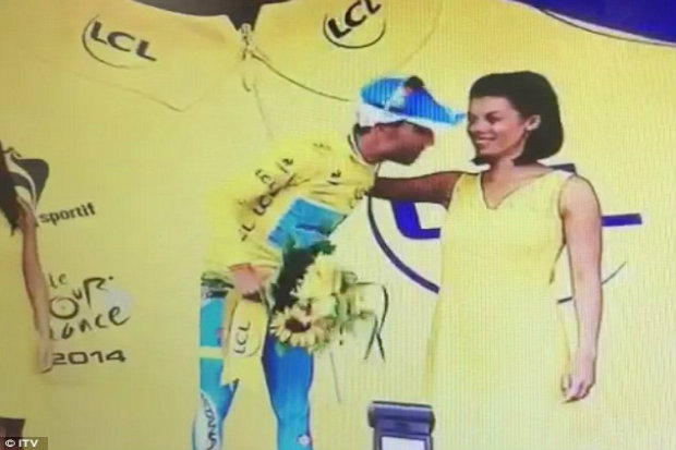 Gadis Podium Tolak Cium...