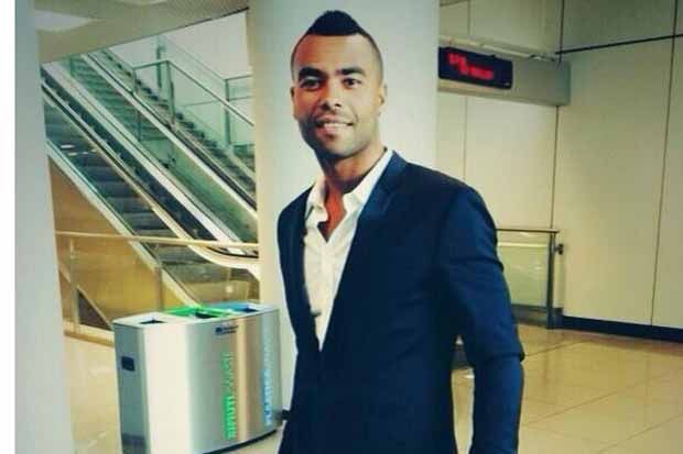 Roma Sambut Ashley Cole